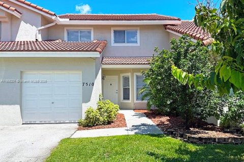 Купить таунхаус в Маргит, Флорида 3 спальни, 128.76м2, № 1956887 - фото 1