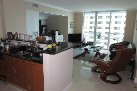 Condominio en alquiler en Miami, Florida, 2 dormitorios, 108.6 m2 № 2353575 - foto 3