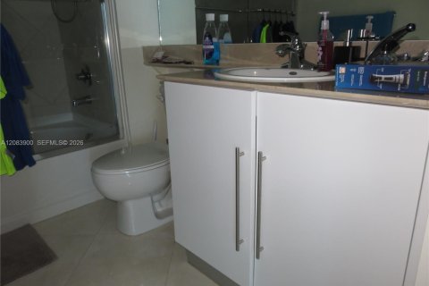 Condominio en alquiler en Miami, Florida, 2 dormitorios, 108.6 m2 № 2353575 - foto 11