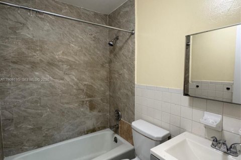 Commercial property in Lake Worth, Florida 531.77 sq.m. № 2030653 - photo 16