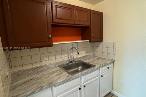 Commercial property in Lake Worth, Florida 531.77 sq.m. № 2030653 - photo 15