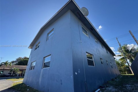 Commercial property in Lake Worth, Florida 531.77 sq.m. № 2030653 - photo 10