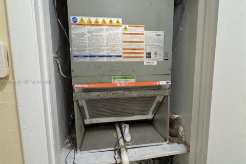 Commercial property in Lake Worth, Florida 531.77 sq.m. № 2030653 - photo 21