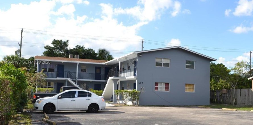 Commercial property in Lake Worth, Florida 531.77 sq.m. № 2030653