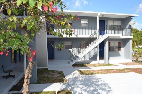 Commercial property in Lake Worth, Florida 531.77 sq.m. № 2030653 - photo 2