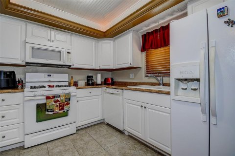 Condo in Saint Petersburg, Florida, 2 bedrooms  № 1614778 - photo 9