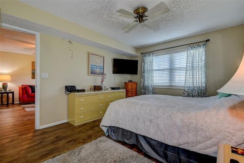 Condo in Saint Petersburg, Florida, 2 bedrooms  № 1614778 - photo 12