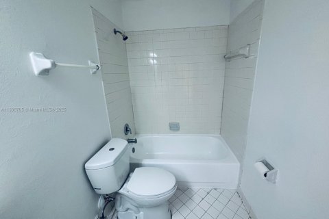 Купить кондоминиум в Окленд-Парк, Флорида 2 спальни, 94.76м2, № 1950556 - фото 7