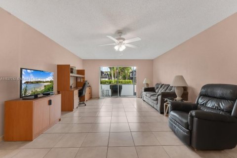 Condo in North Lauderdale, Florida, 2 bedrooms  № 1825955 - photo 5