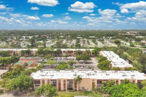 Condo in North Lauderdale, Florida, 2 bedrooms  № 1825955 - photo 27