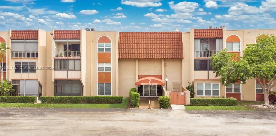 Condo in North Lauderdale, Florida, 2 bedrooms № 1825955