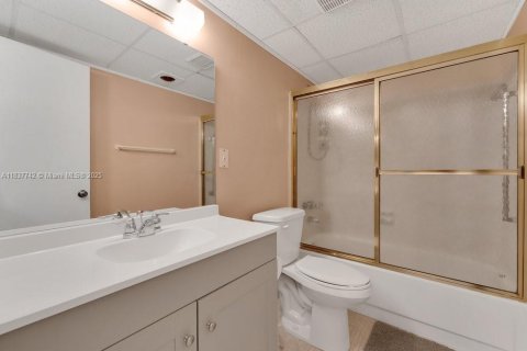 Condo in North Lauderdale, Florida, 2 bedrooms  № 1825955 - photo 19