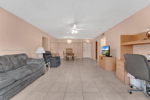 Condo in North Lauderdale, Florida, 2 bedrooms  № 1825955 - photo 7