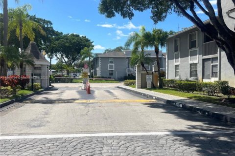 Copropriété à louer à Miami, Floride: 2 chambres, 84.73 m2 № 1946905 - photo 2