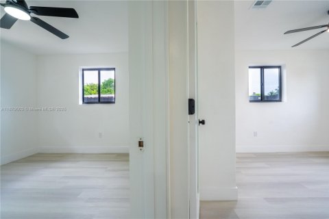 Купить виллу или дом в Майами-Гарденс, Флорида 4 спальни, 134.8м2, № 1977666 - фото 10