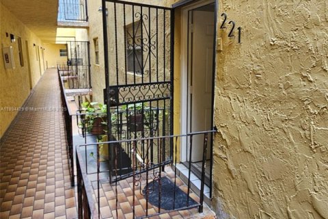 Condominio en Hialeah, Florida, 2 dormitorios  № 2014129