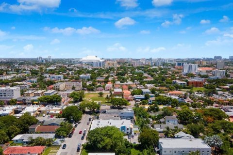 Commercial property in Miami, Florida 275.92 sq.m. № 2002961 - photo 7