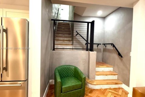 Commercial property in Miami, Florida 275.92 sq.m. № 2002961 - photo 12