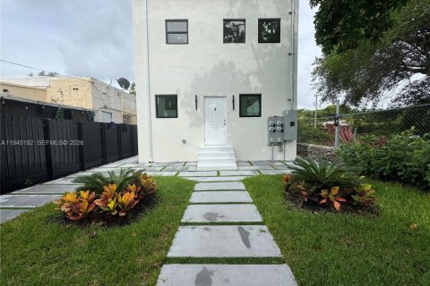 Commercial property in Miami, Florida 275.92 sq.m. № 2002961 - photo 3