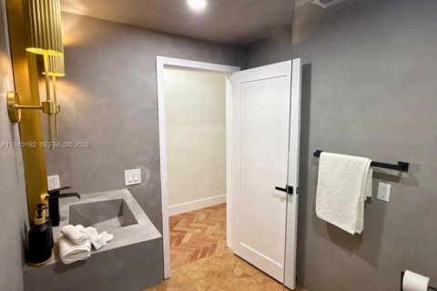 Commercial property in Miami, Florida 275.92 sq.m. № 2002961 - photo 16