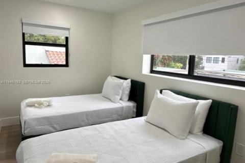 Commercial property in Miami, Florida 275.92 sq.m. № 2002961 - photo 23