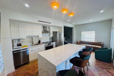 Commercial property in Miami, Florida 275.92 sq.m. № 2002961 - photo 10