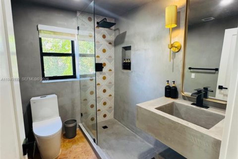 Commercial property in Miami, Florida 275.92 sq.m. № 2002961 - photo 14