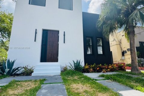 Commercial property in Miami, Florida 275.92 sq.m. № 2002961 - photo 2