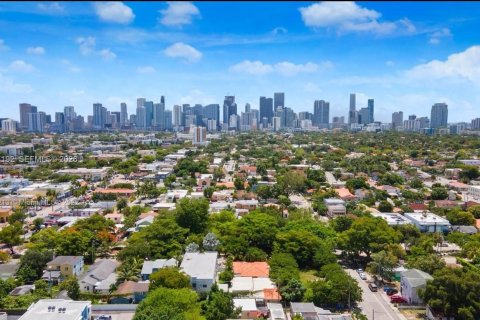 Commercial property in Miami, Florida 275.92 sq.m. № 2002961 - photo 6