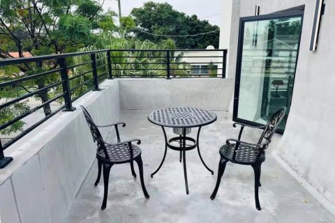 Commercial property in Miami, Florida 275.92 sq.m. № 2002961 - photo 17