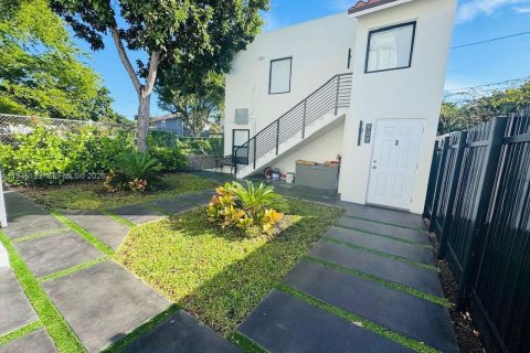 Commercial property in Miami, Florida 275.92 sq.m. № 2002961 - photo 5