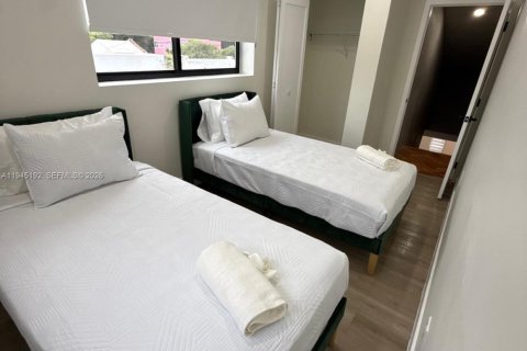 Commercial property in Miami, Florida 275.92 sq.m. № 2002961 - photo 22