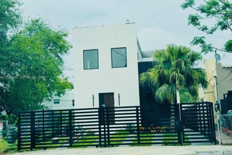 Commercial property in Miami, Florida 275.92 sq.m. № 2002961