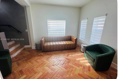 Commercial property in Miami, Florida 275.92 sq.m. № 2002961 - photo 11