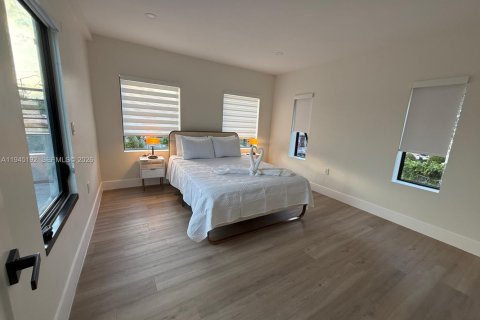 Commercial property in Miami, Florida 275.92 sq.m. № 2002961 - photo 18