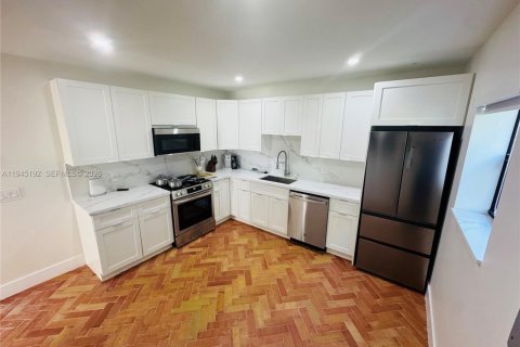 Commercial property in Miami, Florida 275.92 sq.m. № 2002961 - photo 24