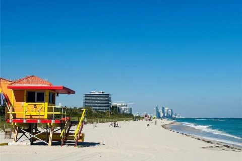 Condo in Miami Beach, Florida, 2 bedrooms  № 2153001 - photo 25