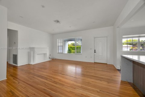 House in Miami, Florida 4 bedrooms, 152.45 sq.m. № 2073071 - photo 6
