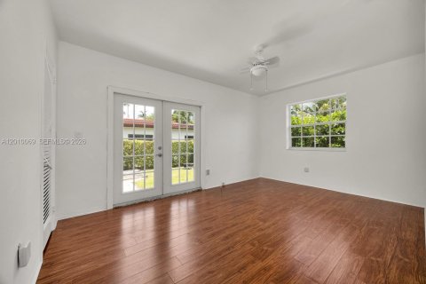 House in Miami, Florida 4 bedrooms, 152.45 sq.m. № 2073071 - photo 14