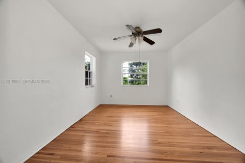 House in Miami, Florida 4 bedrooms, 152.45 sq.m. № 2073071 - photo 17