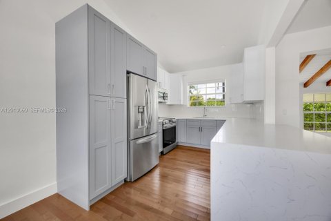House in Miami, Florida 4 bedrooms, 152.45 sq.m. № 2073071 - photo 8