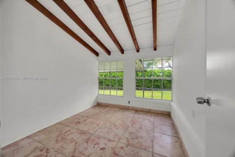 House in Miami, Florida 4 bedrooms, 152.45 sq.m. № 2073071 - photo 18