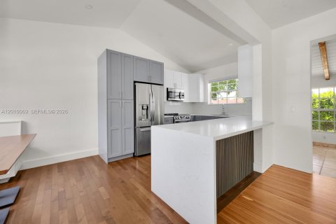 House in Miami, Florida 4 bedrooms, 152.45 sq.m. № 2073071 - photo 7