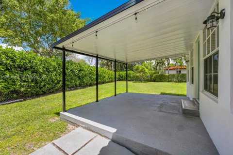 House in Miami, Florida 4 bedrooms, 152.45 sq.m. № 2073071 - photo 29