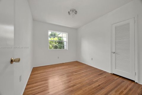 House in Miami, Florida 4 bedrooms, 152.45 sq.m. № 2073071 - photo 19