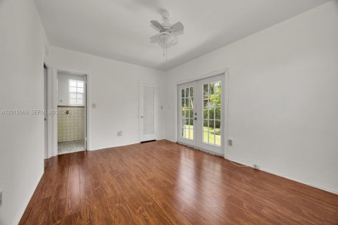 House in Miami, Florida 4 bedrooms, 152.45 sq.m. № 2073071 - photo 15