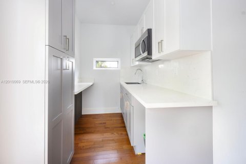 House in Miami, Florida 4 bedrooms, 152.45 sq.m. № 2073071 - photo 25