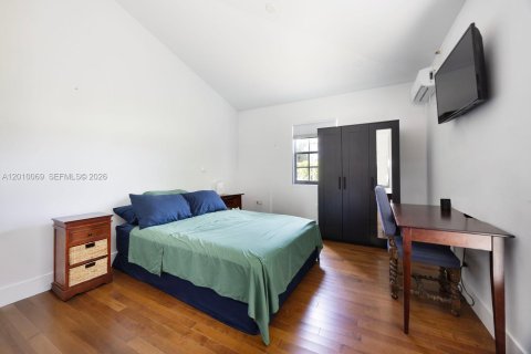 House in Miami, Florida 4 bedrooms, 152.45 sq.m. № 2073071 - photo 23