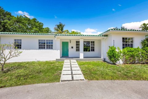House in Miami, Florida 4 bedrooms, 152.45 sq.m. № 2073071 - photo 3