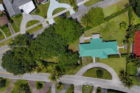 House in Miami, Florida 4 bedrooms, 152.45 sq.m. № 2073071
